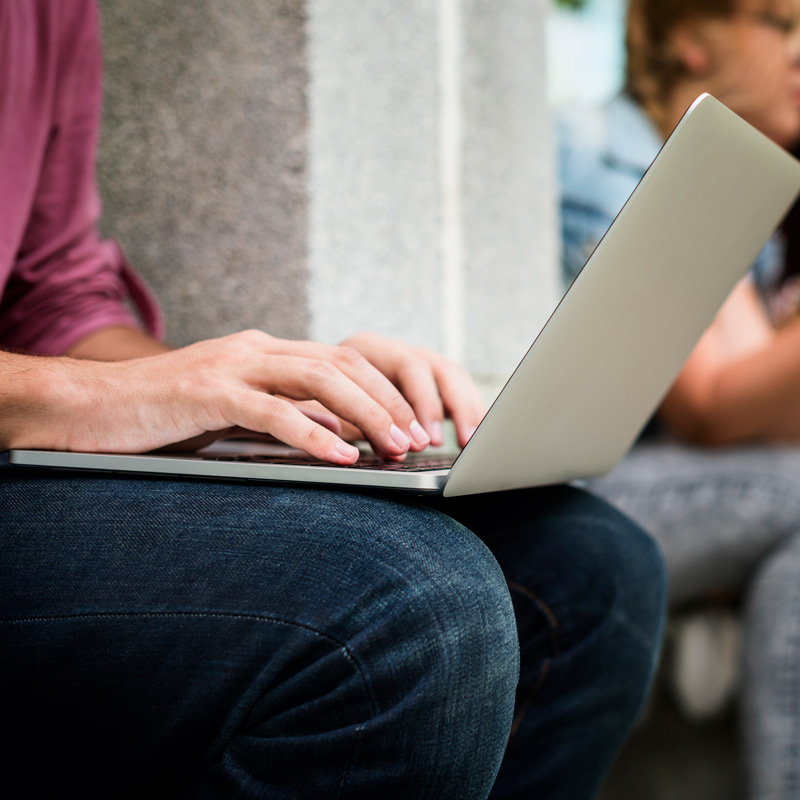 E-posta pazarlama: zarf simgesi, otomasyon dişlileri ve büyüme grafiği — KOBİ ve e-ticaret odaklı illüstrasyon.