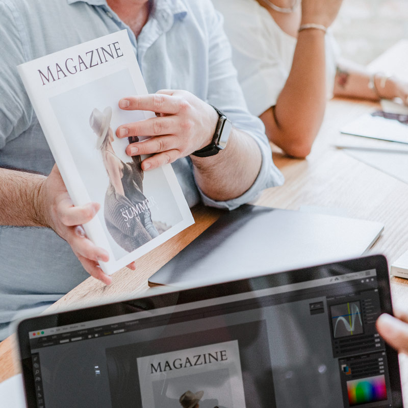 PDF’ten Dijital Dergi – interaktif e-katalog hizmeti; koyu arka plan üzerinde dijital dergi/vitrin görseli